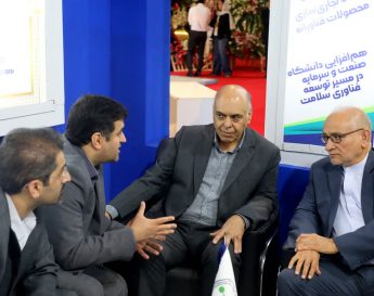 حضور دبیرکل حزب کارگزاران سازندگی در نمایشگاه مشهد اینوکس